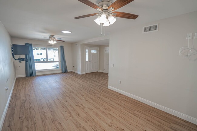 Building Photo - 55+ Friendly Valley Community 2 Bedroom Si...