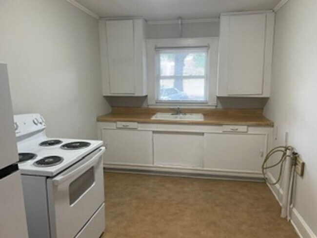 Building Photo - 417 N Pear St