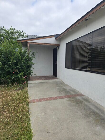 Entrance / Walkway - 14510 Placid Dr