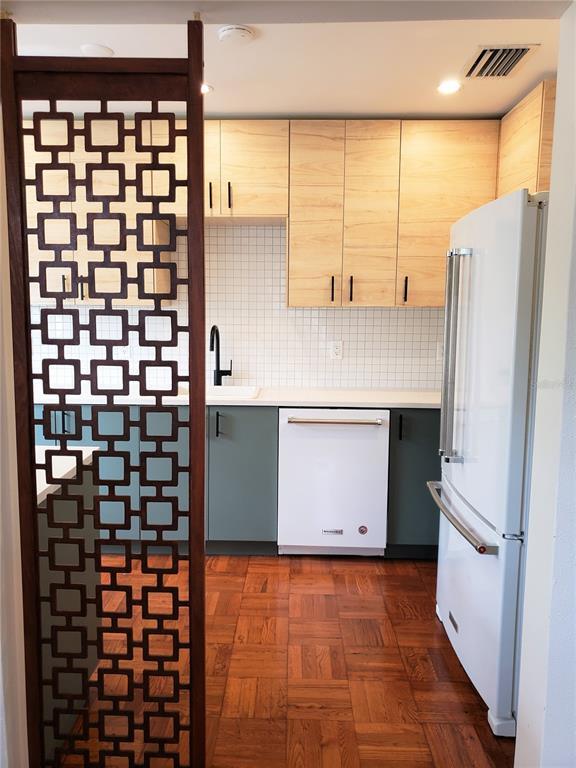 Building Photo - 707 S Lois Ave