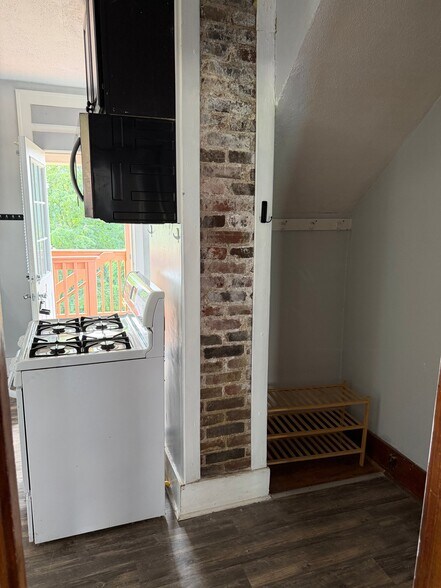Building Photo - 407 Elm Rd