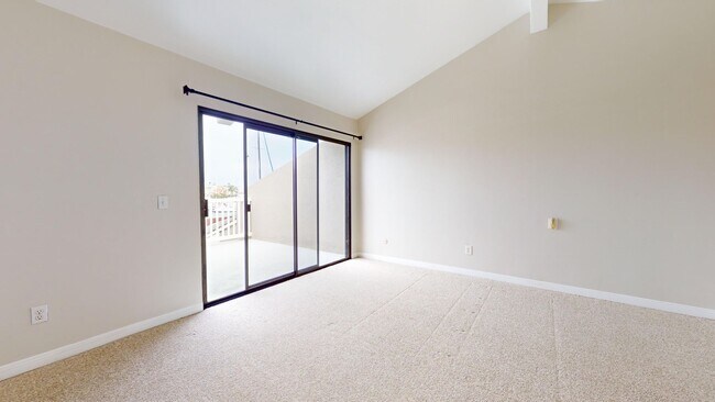 Building Photo - Beautifully Updated Spacious 3 Bed 3 Bath ...