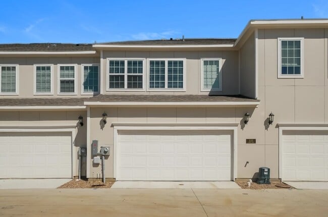 Building Photo - 2028 Ladera Ln