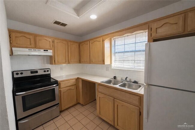 Building Photo - 607 Gastel Cir