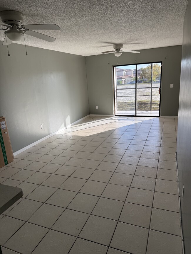 Living room/dining room - 20735 NE 8th Ct