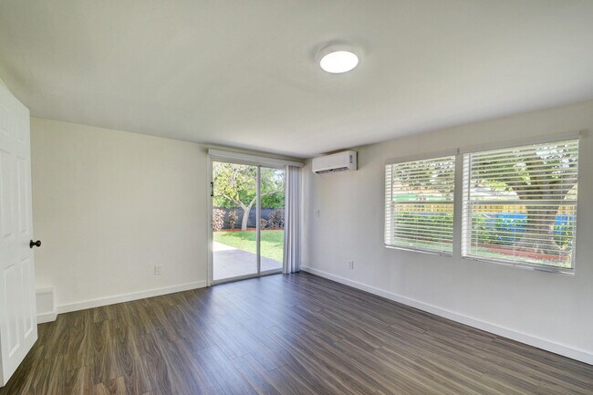 Building Photo - 1749 15th Ave N