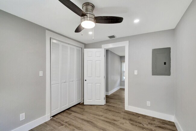 Building Photo - 1727 Holman Dr