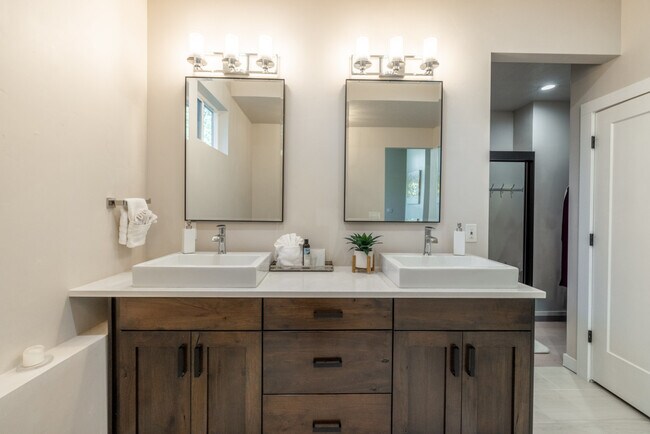 Building Photo - 255 Matterhorn Dr