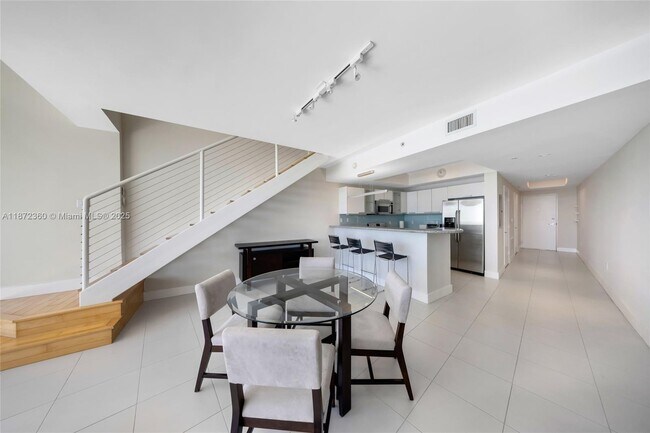 Building Photo - 2000 Bay Dr