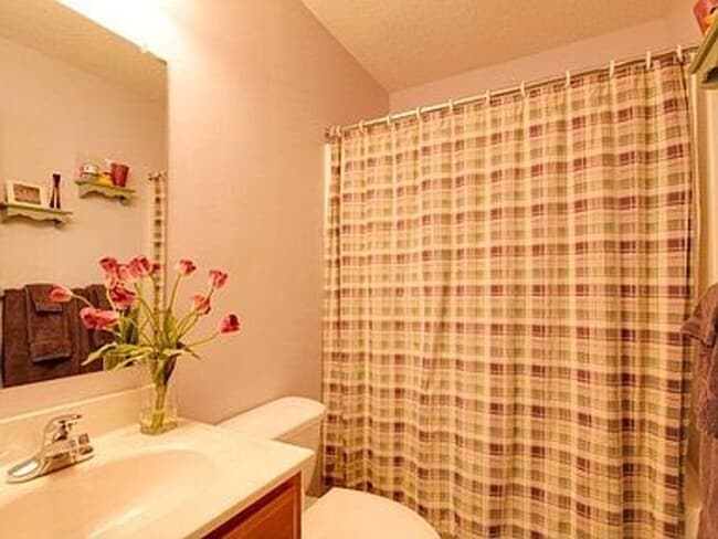 Building Photo - Spacious home with 5 bedrooms and 3 full b...