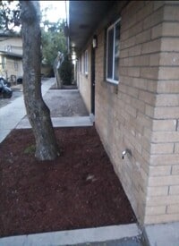 Building Photo - 541 Palomas Dr SE