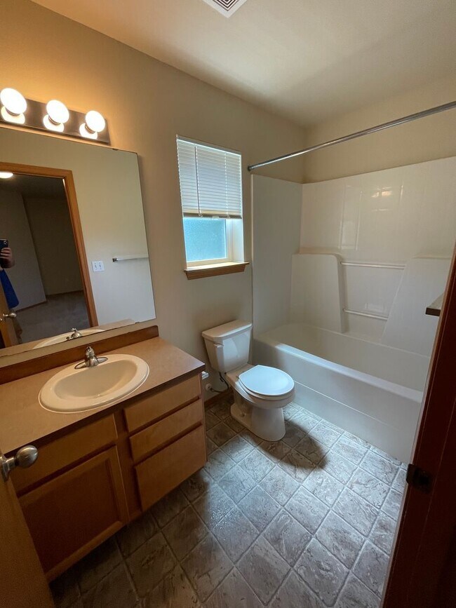 Building Photo - Beautiful, Spacious 4 Bedroom - 2.75 Bath ...