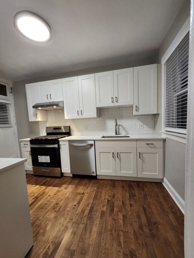 Building Photo - Historic Edgewater Deluxe One Bedroom