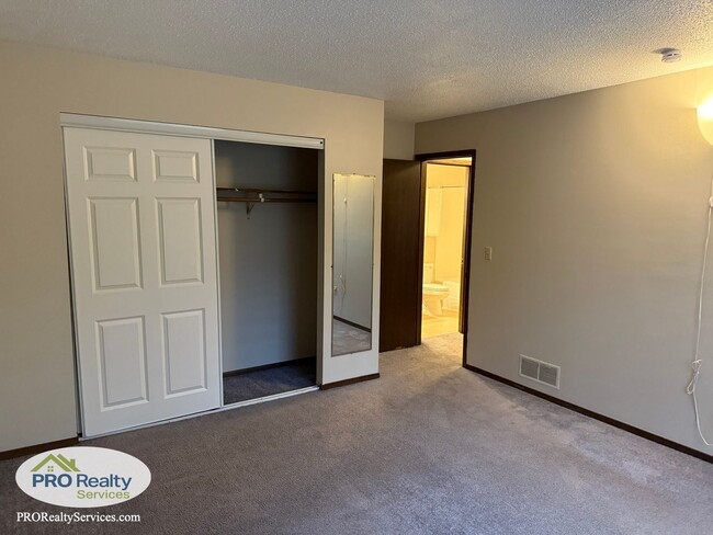 Building Photo - 2 Bedroom Townhouse in Shoreview