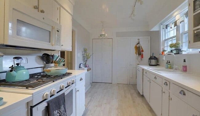 Building Photo - Home Sweet Home