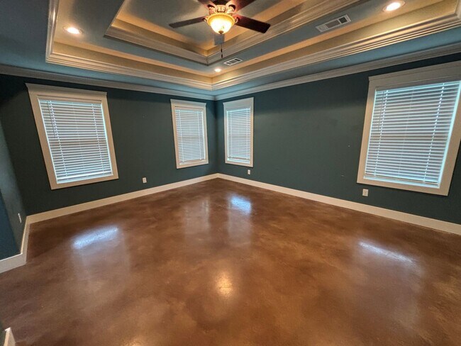 Building Photo - Need some space?? This is the place!!