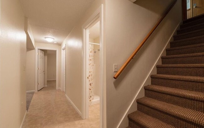 Building Photo - Spacious 4 bedroom 2 bathroom stand alone pet friendly home, with attached garage