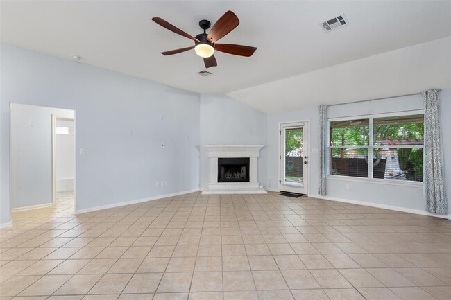 Building Photo - 390 Clarence Ct
