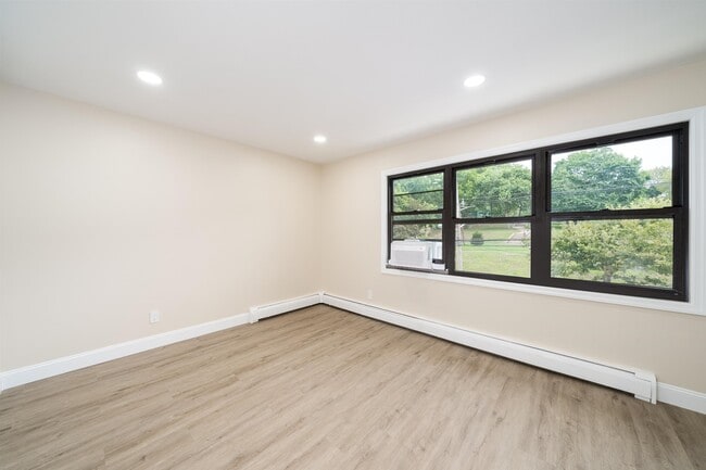 Building Photo - 213 Manhattan Ave