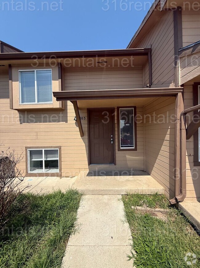 Building Photo - $895 - 2 bed 1.5 bath beautiful bi-level a...