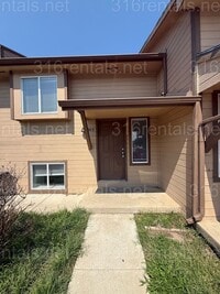 Building Photo - $895 - 2 bed 1.5 bath beautiful bi-level a...