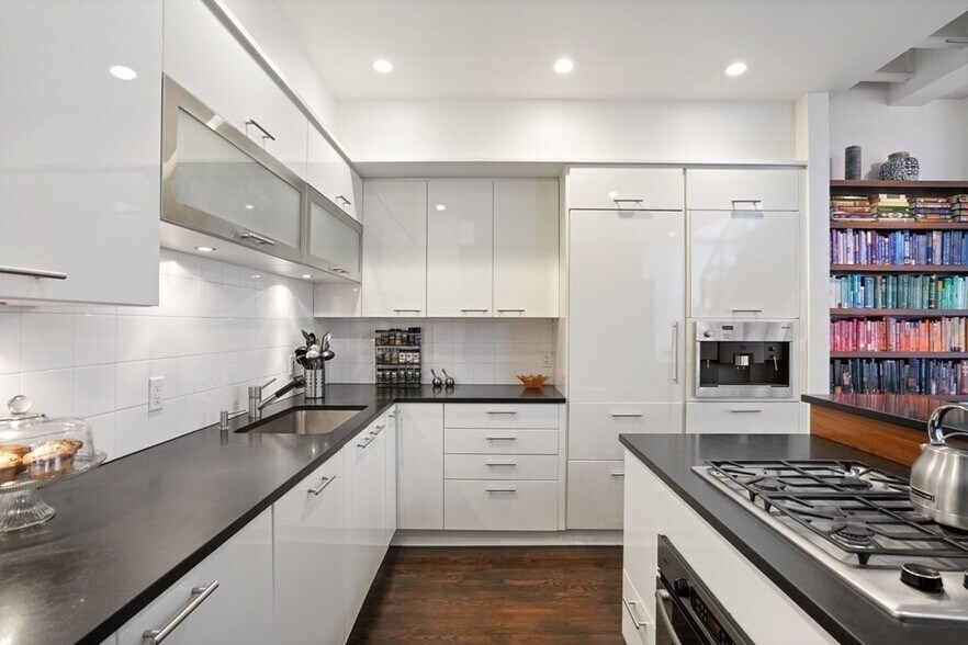 Building Photo - 132 Commonwealth Ave