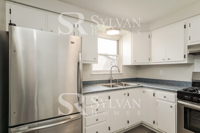 Building Photo - Cheerful and Welcoming Home for You!