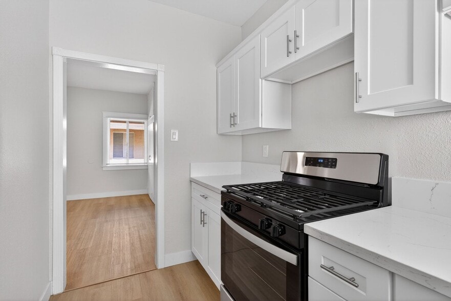 Building Photo - 915 Cherry Ave