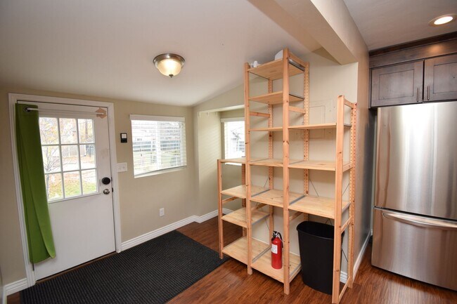 Building Photo - Wonderful 3 Bedroom 2 Bath Home in Salt Lake City!