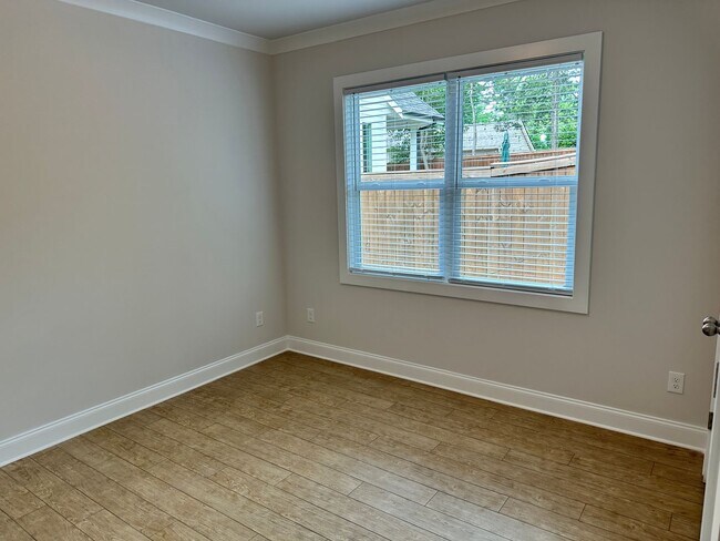 Building Photo - Beautiful 2 Bedroom Home in Commonwealth P...