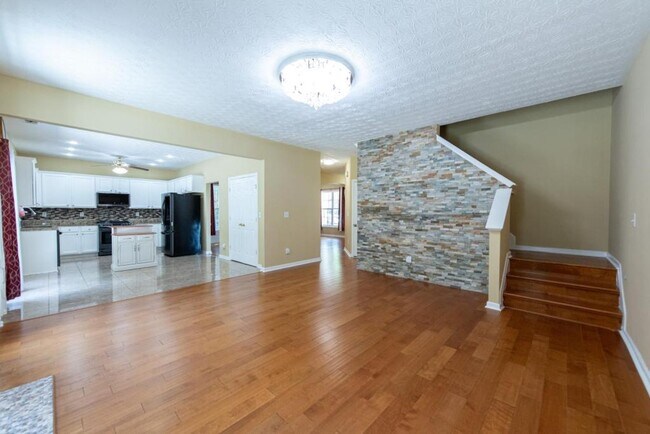 Building Photo - 2227 Longmont Dr