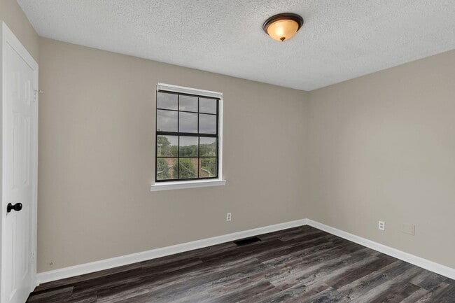 Building Photo - AVAILABLE NOW. 2 BD 1 1/2 BATH. CLOSE TO E...