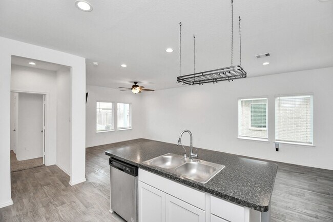 Building Photo - 5443 Pinetree Cres Ln