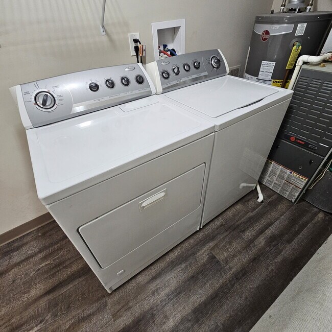 Building Photo - 2-bedroom, 1.5 bath that features two bedr...