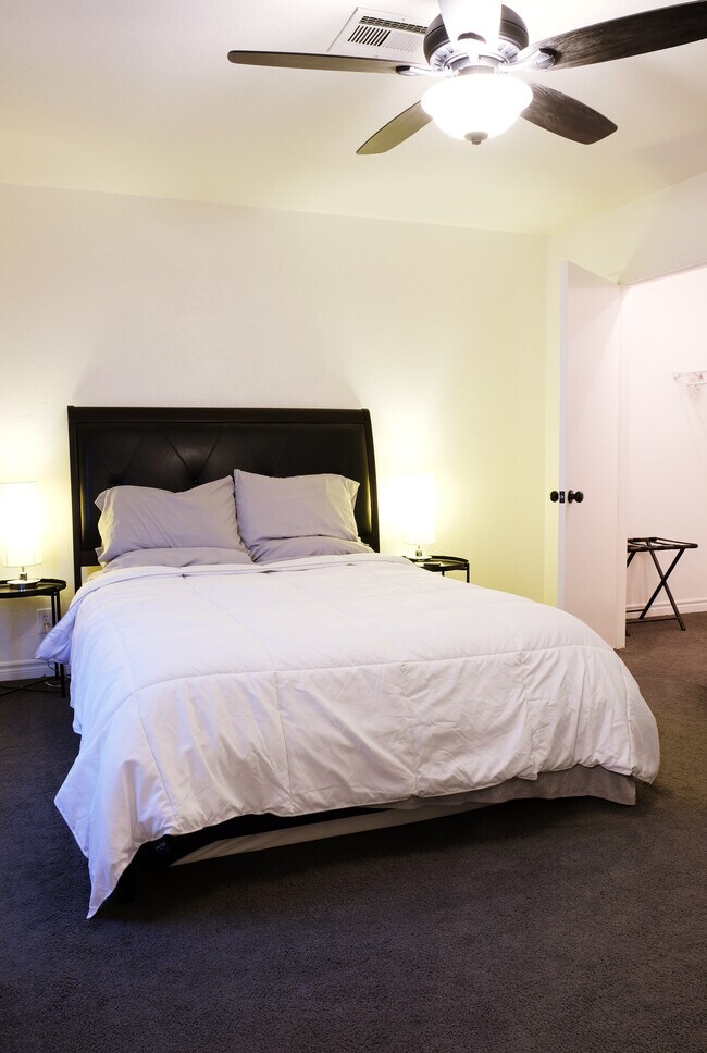 Building Photo - 6127 Meadowhaven Ln