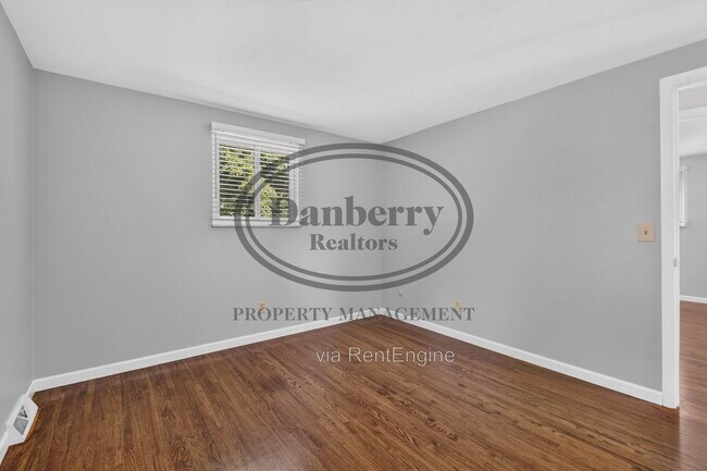 Building Photo - 6946 Kinsman Dr