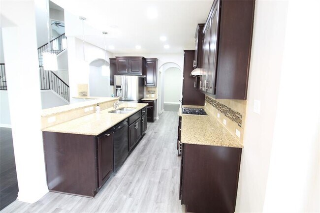 Building Photo - 610 Spanish Mustang Dr