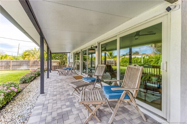 Building Photo - 533 SE Ocean Spray Terrace