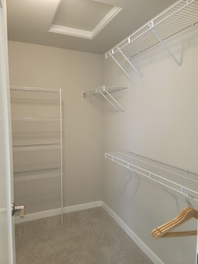 Building Photo - Stunning Tri Level 3/2.5 Townhome in the G...