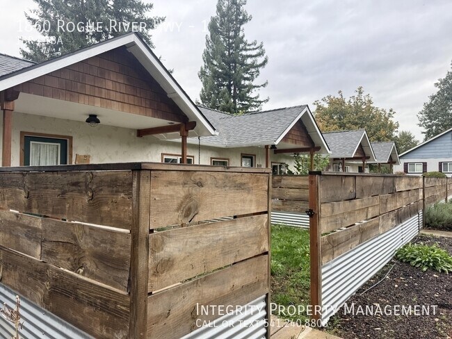 Building Photo - 1860 Rogue River Hwy