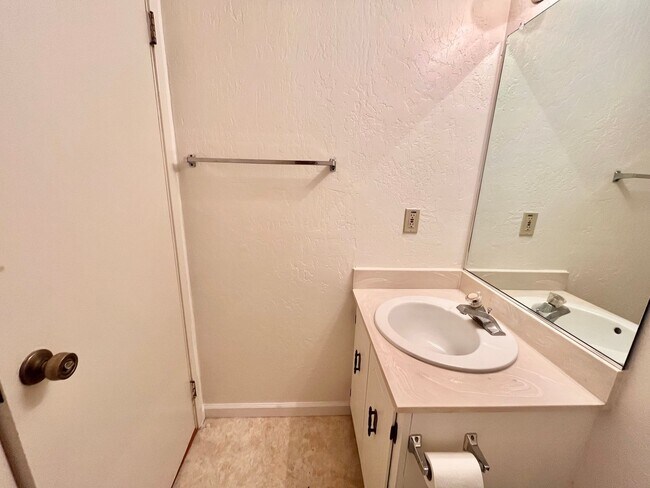 Building Photo - Adorable 3 bed / 1.5 bath Condo