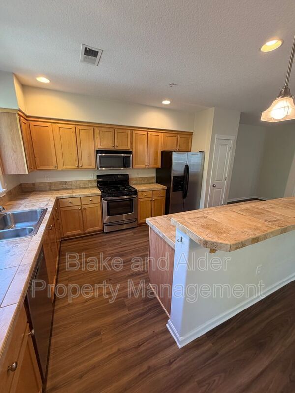 Building Photo - 10805 NE Red Wing Way