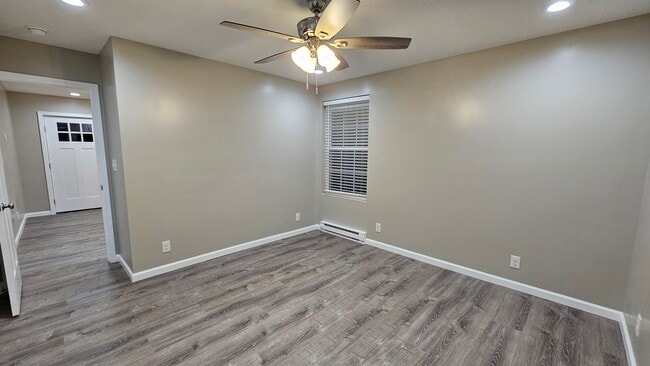 Building Photo - 715 W 8th St