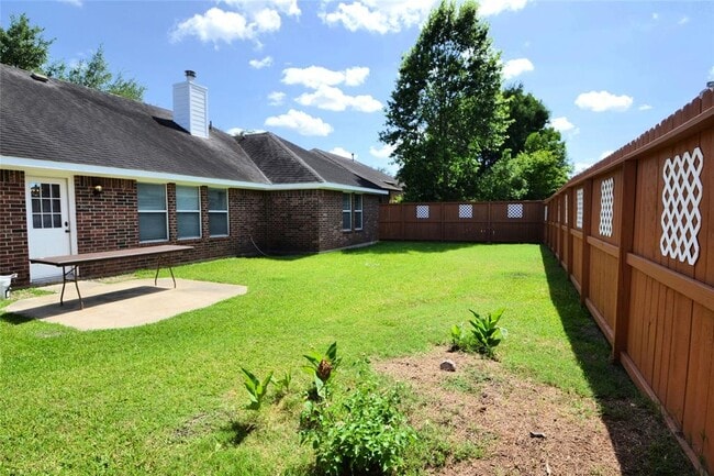 Building Photo - 12118 Green Trails Dr