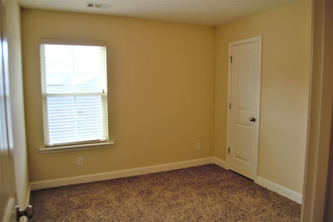 Building Photo - 44 Hartland Ct