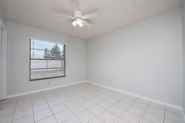 Building Photo - Cute 4/2 House In Buenaventura Lakes for Rent