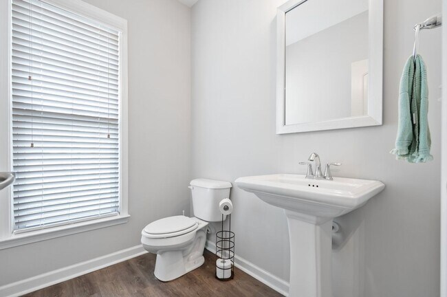 Building Photo - Furnished rental/Short Term Available