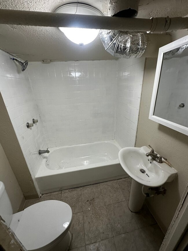 Building Photo - 435 S Poplar Ave