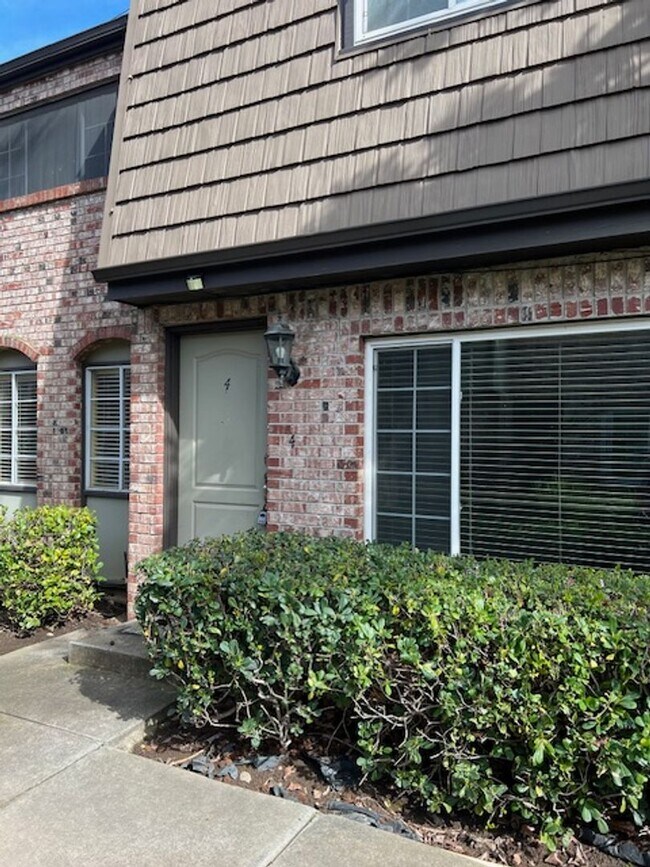 Building Photo - Beautiful 3 Bedroom and 1.5 Bathroom Condo $2,195.00 Available Now