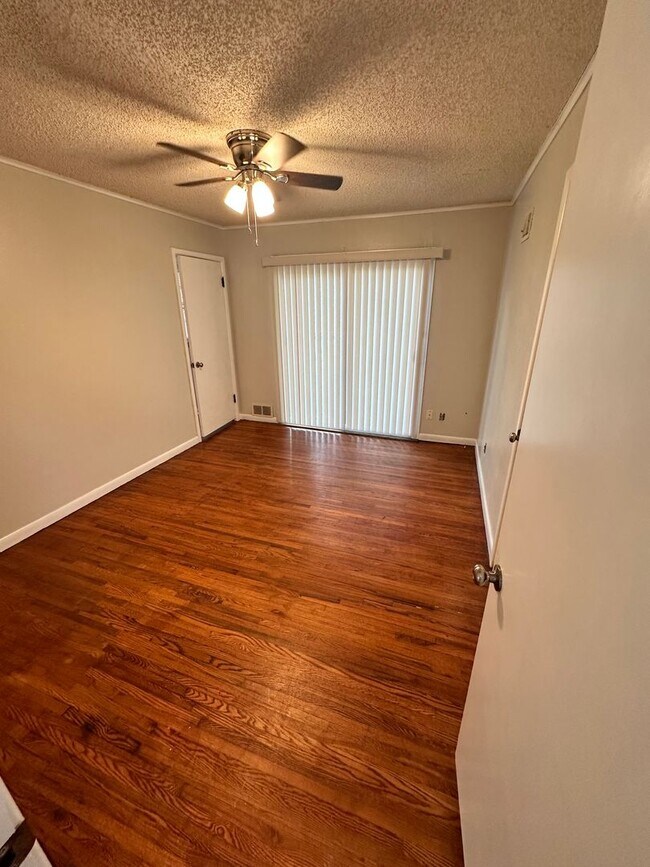 Building Photo - 3 bed 2 bath
